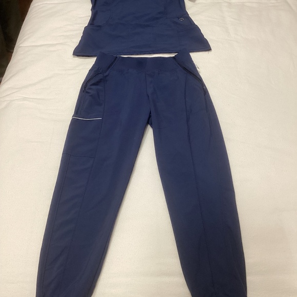 Cherokee Infinity Scrubs - Picture 2 of 12